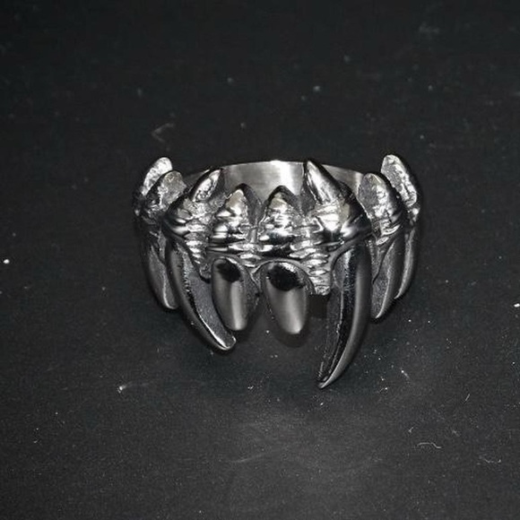 Sabertooth Ring - Picture 7 of 8